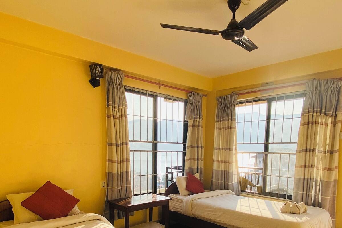 Comfort Twin Room, Balcony, Lake View | Desk, laptop workspace, bed sheets