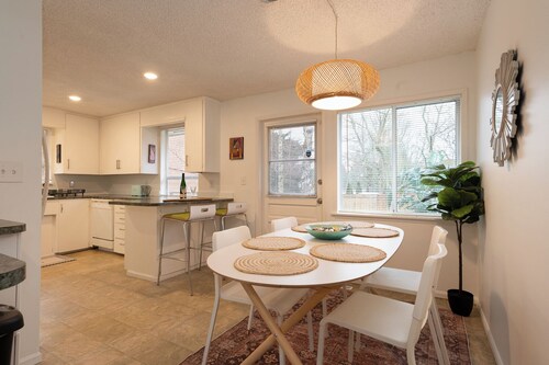 4 bed 2 bath retreat house only 12 miles from Seattle & Minutes 2 SeaTac Airport