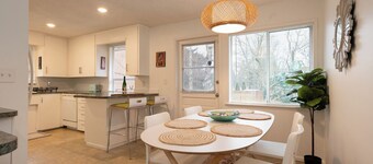 4 bed 2 bath retreat house only 12 miles from Seattle & Minutes 2 SeaTac Airport