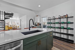 Micro-ondes, four, plaque de cuisson, lave-vaisselle