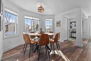 Dining - Completely Renovated on Lombardi - 3 blocks to Lambeau Field (Green Bay)