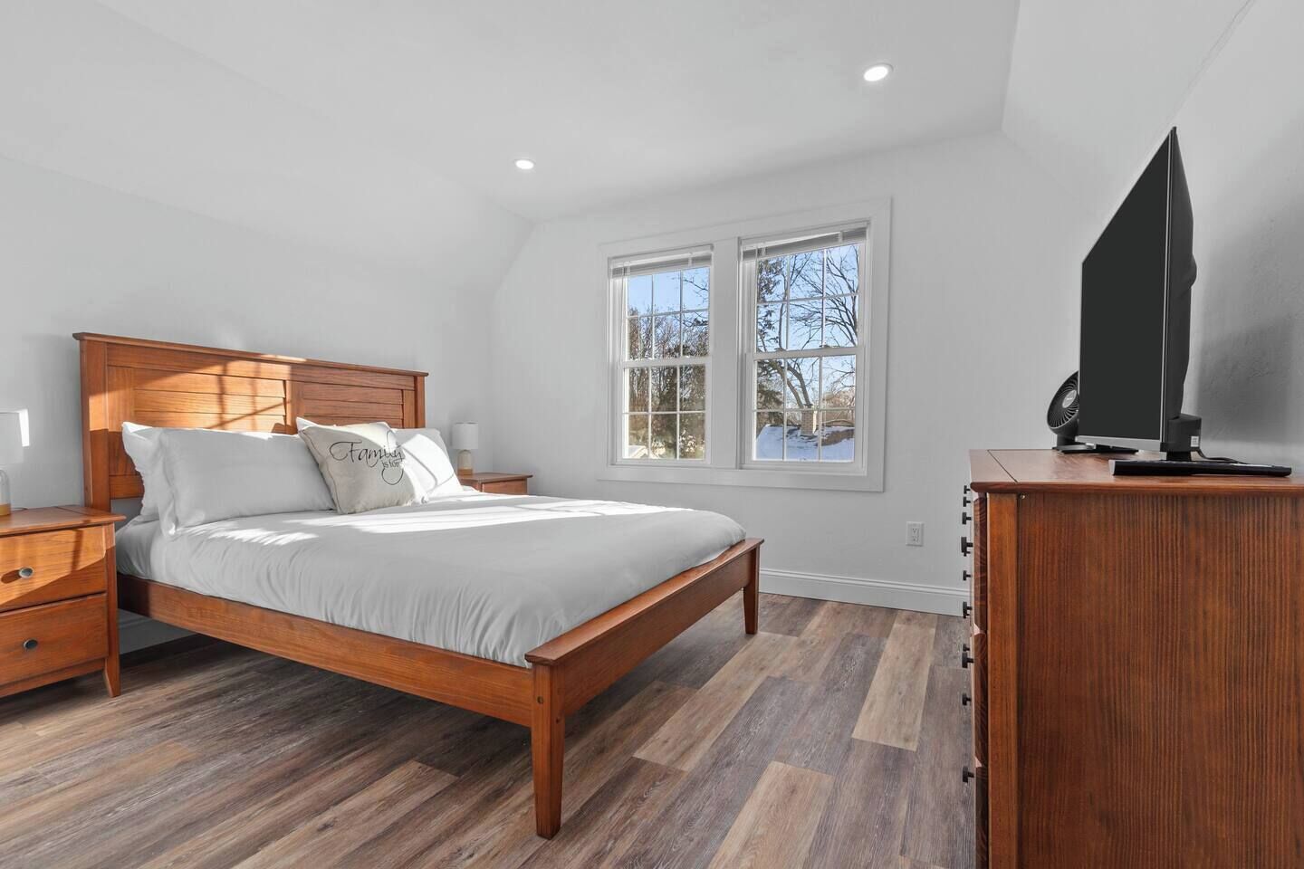 3 bedrooms, iron/ironing board, WiFi, bed sheets