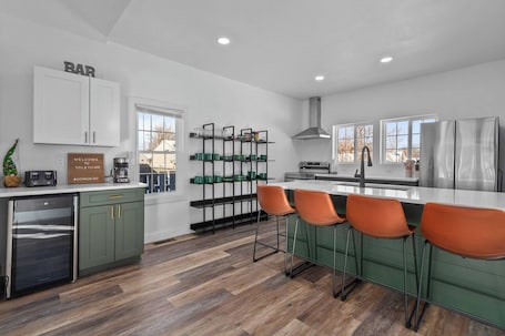 Microwave, oven, stovetop, dishwasher. Completely Renovated on Lombardi - 3 blocks to Lambeau Field