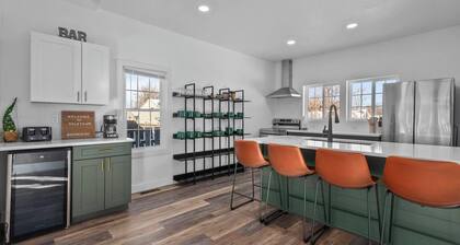 Completely Renovated on Lombardi - 3 blocks to Lambeau Field