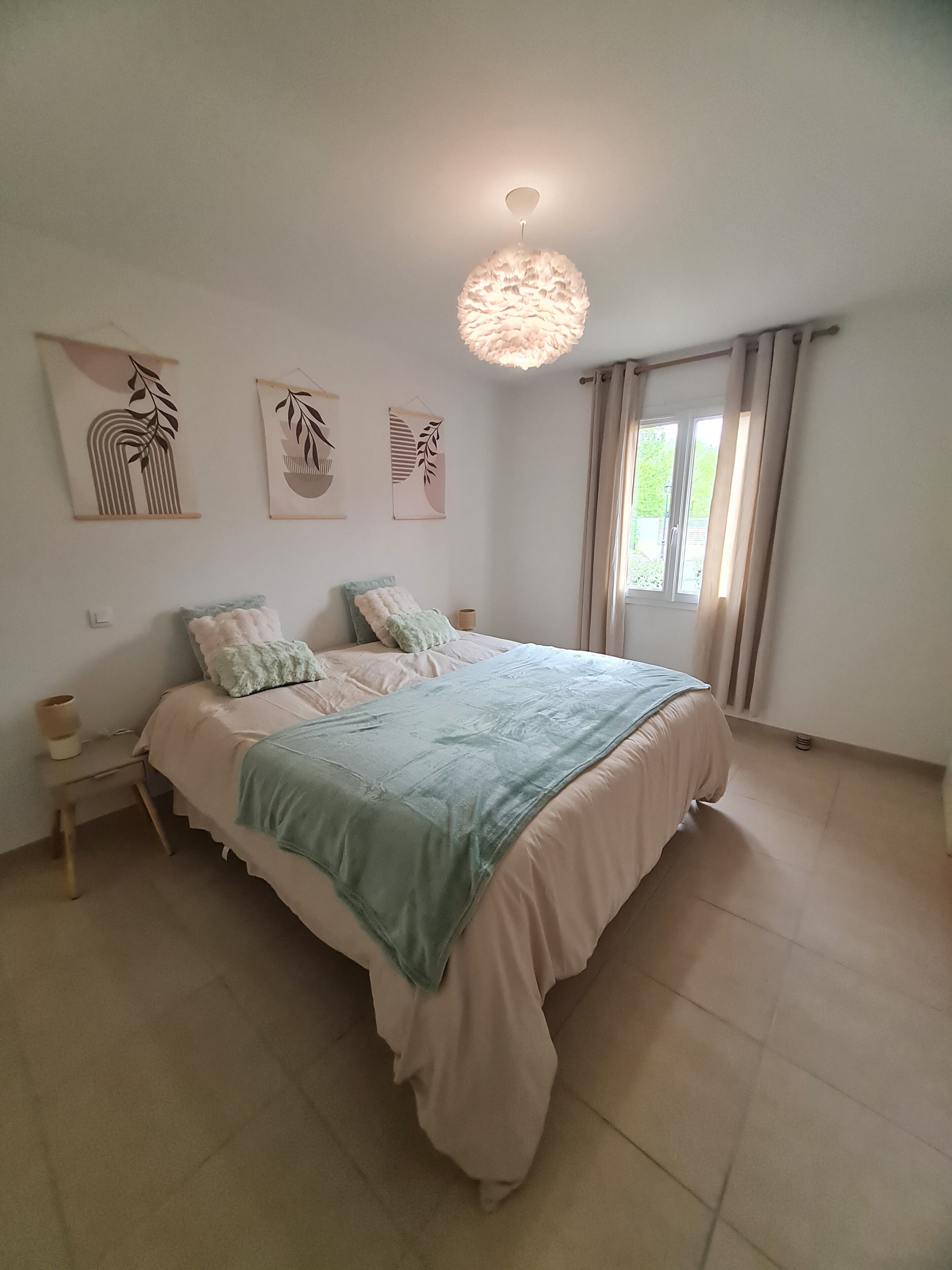 3 slaapkamers, een strijkplank/strijkijzer, reisbedje, gratis wifi