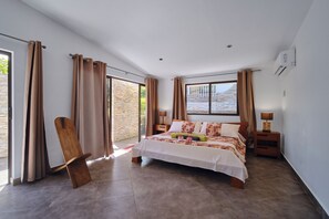 3 bedrooms, desk, iron/ironing board, travel crib