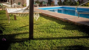 Zona de piscina amb una vista despejada del cel i les muntanyes al fons.