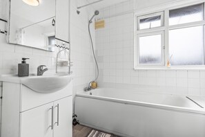 Sèche-cheveux, bidet, serviettes fournies, savon