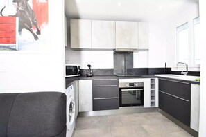 Kjøleskap, mikrobølgeovn, oppvaskmaskin og kaffetrakter/tekoker