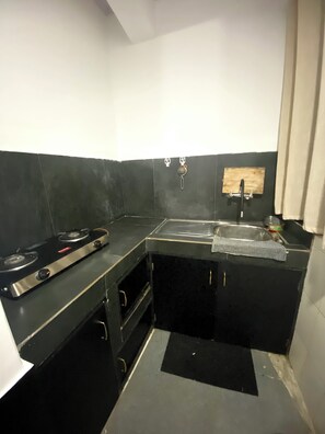 Refrigerador, placa de cocina, utensilios de cocina