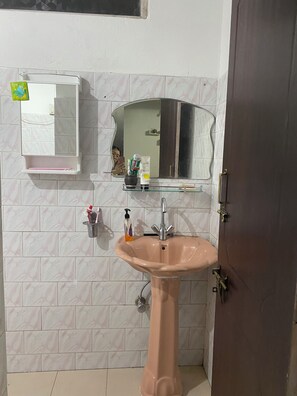 Dusche, Bidet, Handtücher, Seife