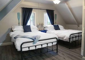 4 bedrooms, desk, free WiFi, bed sheets