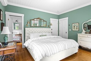 4 bedrooms, desk, iron/ironing board, WiFi