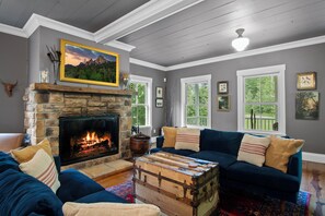 Smart TV, fireplace