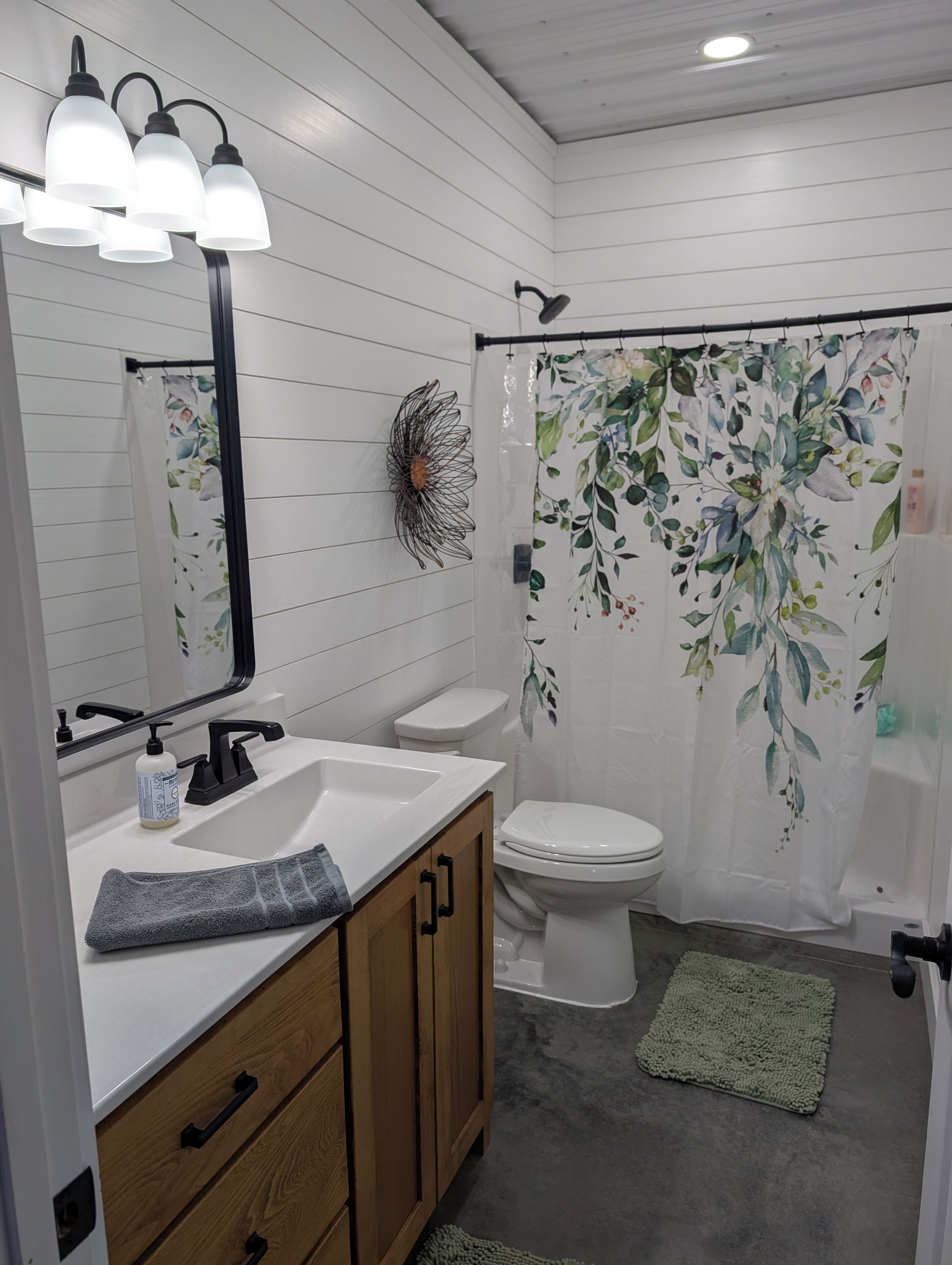 Doccia, asciugacapelli, asciugamani, sapone