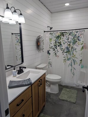 Shower, hair dryer, towels, soap - Newly Built Shouse Near Mark Twain Lake! (Monroe City)
