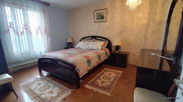 3 chambres, bureau, fer et planche à repasser, lit de bébé portatif
