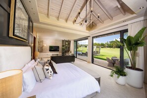 6 Schlafzimmer, Schreibtisch, Bügeleisen/Bügelbrett, Reisekinderbett