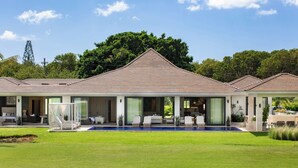 A modern house with a swimming pool, outdoor seating, and a well-maintained lawn. - Comfortable, Elegant, Luxury, Pool, Jacuzzi, BBQ (Casa de Campo)