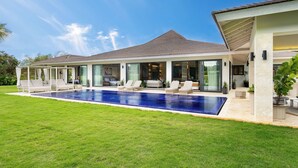 A modern house with a swimming pool, outdoor seating, and a covered patio area. - Comfortable, Elegant, Luxury, Pool, Jacuzzi, BBQ (Casa de Campo)