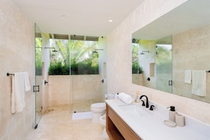 Douche, bidet, serviettes fournies, savon