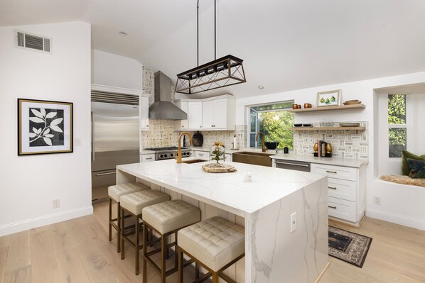 Private kitchen - Charming 3-bedroom house plus office with AC, WiFi and heated pool in Montecito (Montecito)