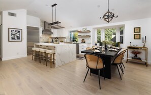 Private kitchen - Charming 3-bedroom house plus office with AC, WiFi and heated pool in Montecito (Montecito)