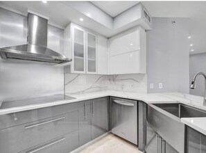 Private kitchen - Very Rare oversized one bedroom by the beach!!! (Fort Lauderdale)