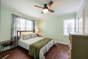 2 bedrooms, WiFi, bed sheets - Pet-friendly, freshly renovated, 2 bd/2.5 bath townhome in Decatur! (Decatur)