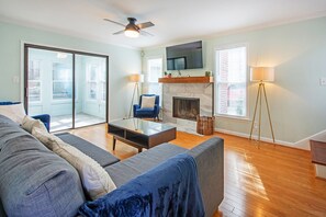 Smart TV - Pet-friendly, freshly renovated, 2 bd/2.5 bath townhome in Decatur! (Decatur)