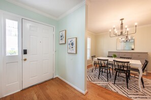 Dining - Pet-friendly, freshly renovated, 2 bd/2.5 bath townhome in Decatur! (Decatur)
