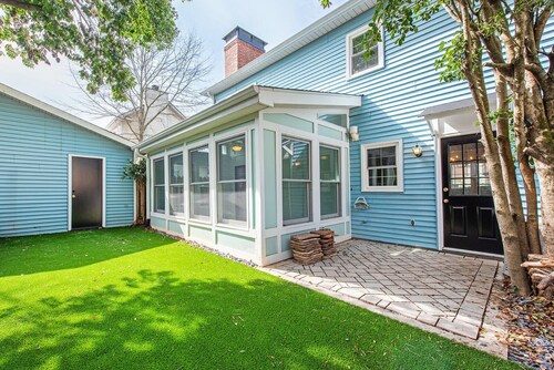 Pet-friendly, freshly renovated, 2 bd/2.5 bath townhome in Decatur!