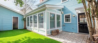 Pet-friendly, freshly renovated, 2 bd/2.5 bath townhome in Decatur!