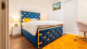 A bedroom with a bed, bedside tables, a chair, and a window. - Apartmentsleeps4-citystay-view Over River Irwell (Salford)