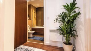 A modern bathroom with a shower, toilet, and bathtub. - Apartmentsleeps4-citystay-view Over River Irwell (Salford)