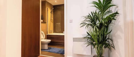 Apartment | Bathroom | Combined shower/tub, deep soaking tub, hair dryer, towels