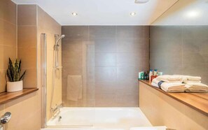 Apartamento | Banheiro | Chuveiro/banheira combinados, banheira de imersão, secador de cabelo 