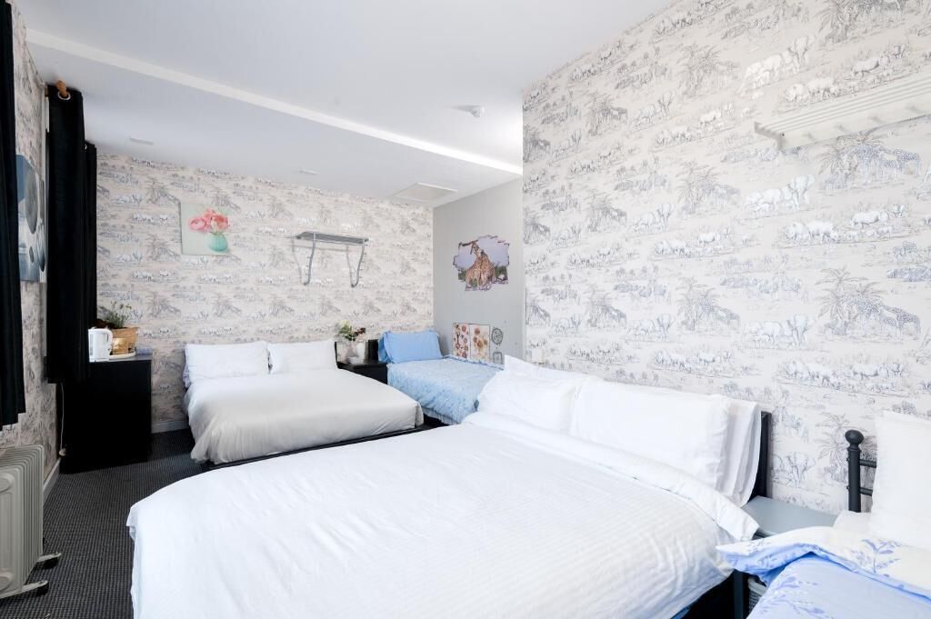 Chambre Quadruple Standard | Espace de travail pour ordinateur portable, fer et planche à repasser