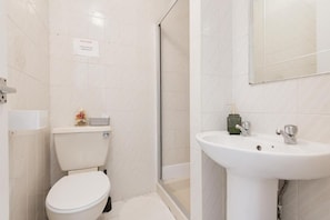 Standard Double Room | Bathroom | Free toiletries, hair dryer, towels, soap - Derwent Blackpool Acommodations (Blackpool)