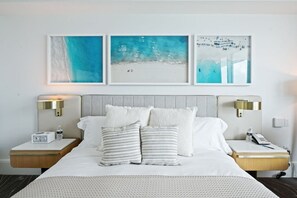 1 chambre, bureau, fer et planche à repasser, lit de bébé portatif