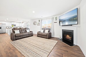 TV connectée, cheminée, livres