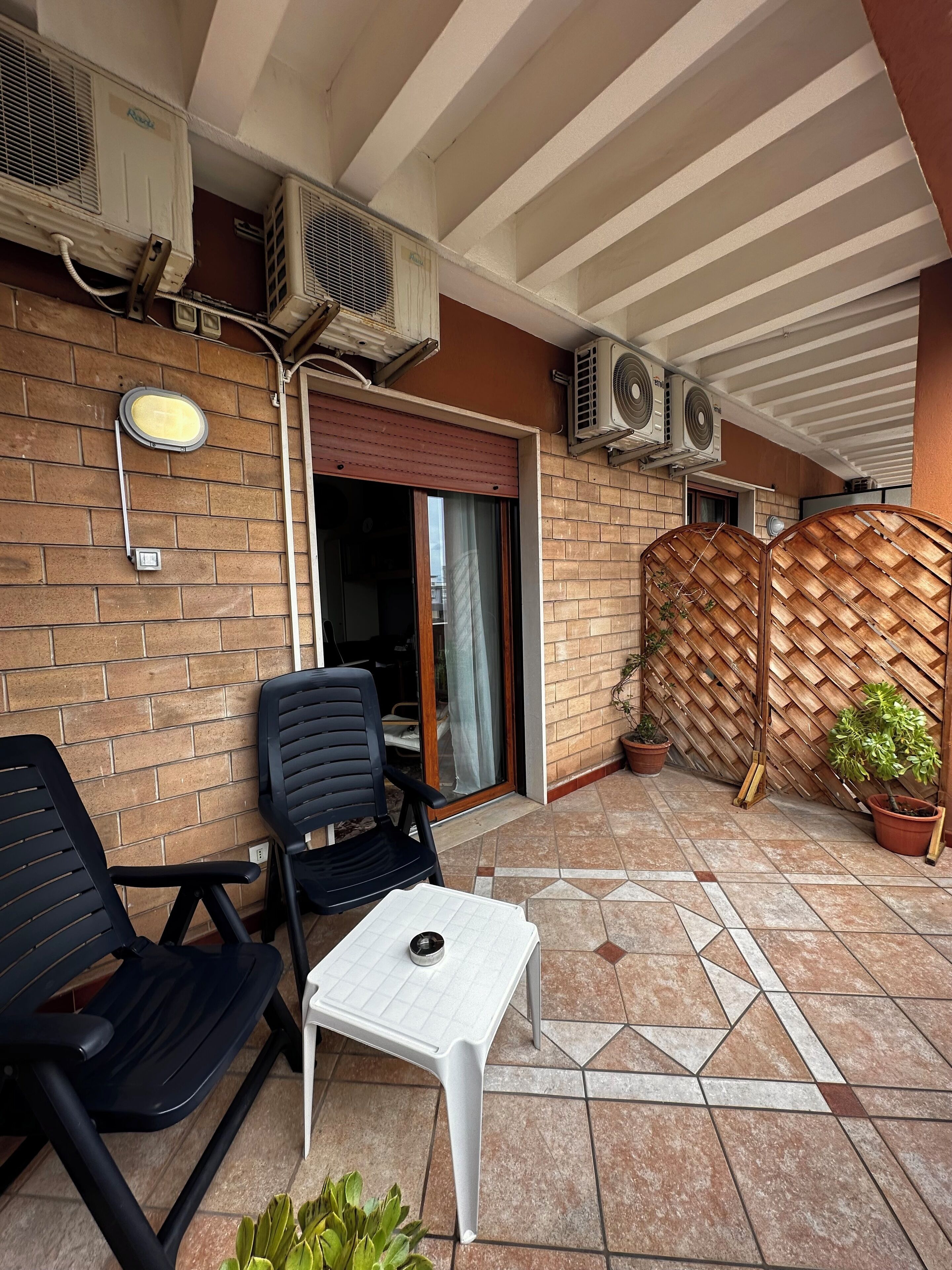 Camera Standard, vista cortile | Esterni