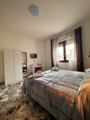 Standard Room, Courtyard View | Desk, laptop workspace, soundproofing, free WiFi - B&B Tre Ponti (Taranto)