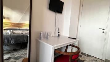 Escritorio, espacio para trabajar con laptop y insonorización