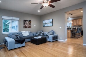 Smart TV, chimenea y monitor de computadora 