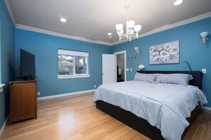 4 habitaciones, escritorio y tabla de planchar con plancha 