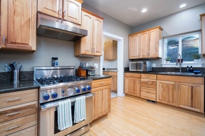 Xenia Retreat- North Roseburg Area Family Retreat with Seasonal Pool