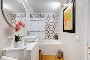Assecador de cabells, bidet, tovalloles i sabó 