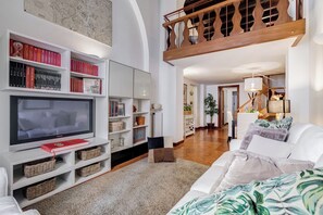 Smart TV, books - PANTHEON AMAZING APARTMENT (Roma)