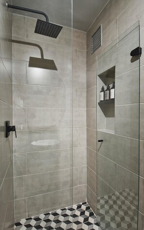 Secadora de cabello, toallas, jabón, papel de baño